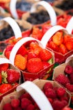 Aardbei, frambozen en braambessenbakjes stock afbeeldingen Aardbei, frambozen en braambessenbakjes stock afbeeldingen