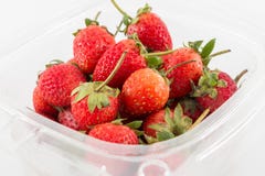 Aardbeien in een plastic doos royalty-vrije stock foto's Aardbeien in een plastic doos royalty-vrije stock foto's