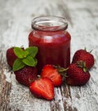 Aardbeifruit smoothies met verse aardbeien stock foto's Aardbeifruit smoothies met verse aardbeien stock foto's