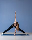 aardig meisje in een aangestoken yogaruimte die oefeningen doen royalty-vrije stock afbeelding aardig meisje in een aangestoken yogaruimte die oefeningen doen royalty-vrije stock afbeelding