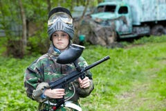 aba przeciw terenu chłopiec starym paintball stojakom zdjęcia stock aba przeciw terenu chłopiec starym paintball stojakom zdjęcia stock