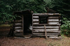 Abandonado destruyó poca estructura de madera encontrada en un bosque imagen de archivo Abandonado destruyó poca estructura de madera encontrada en un bosque imagen de archivo