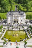 ABBAYE D'ETTAL, ALLEMAGNE - 12 AOÛT 2018 : Palais de Linderhof dans l'Allemand d'été : Schloss Linderhof est un Schloss en Allema photos libres de droits ABBAYE D'ETTAL, ALLEMAGNE - 12 AOÛT 2018 : Palais de Linderhof dans l'Allemand d'été : Schloss Linderhof est un Schloss en Allema photos libres de droits