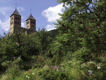 Abbaye de Murbach em Vosges em um jardim bonito imagens de stock Abbaye de Murbach em Vosges em um jardim bonito imagens de stock