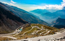 Abbellisca la mostra le montagne e delle strade del cielo blu attraverso la montagna dell'Himalaya per la festa di viaggio al lad Immagine Stock Libera da Diritti Abbellisca la mostra le montagne e delle strade del cielo blu attraverso la montagna dell'Himalaya per la festa di viaggio al lad Immagine Stock Libera da Diritti