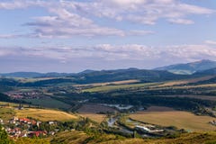 Abbellisca la vista delle montagne e del fiume Poprad in Slovacchia fotografia stock libera da diritti Abbellisca la vista delle montagne e del fiume Poprad in Slovacchia fotografia stock libera da diritti