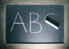 Abecadło pisze list abc pisać na chalkboard z powrotem szkoły pojęcie z drewnianą ramą Obrazy Royalty Free Abecadło pisze list abc pisać na chalkboard z powrotem szkoły pojęcie z drewnianą ramą Obrazy Royalty Free