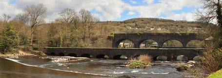 Aberdulais aquaduct in Wales stock foto Aberdulais aquaduct in Wales stock foto