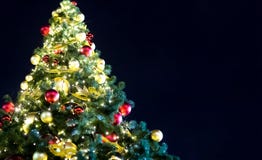 Abeto festivo brillante c muchas bolas del oro rojo con espacio la guirnalda que brillan intensamente de la imagen sin áreas sóli imágenes de archivo libres de regalías Abeto festivo brillante c muchas bolas del oro rojo con espacio la guirnalda que brillan intensamente de la imagen sin áreas sóli imágenes de archivo libres de regalías