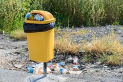 Abfalleimer im Fokus, ein Bündel leere Flaschen, Lebensmittelverpackungen am Straßenrand stockfoto Abfalleimer im Fokus, ein Bündel leere Flaschen, Lebensmittelverpackungen am Straßenrand stockfoto