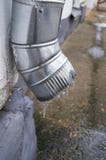 Abflussrohr mit gefrorenen Eiszapfen lizenzfreies stockbild Abflussrohr mit gefrorenen Eiszapfen lizenzfreies stockbild