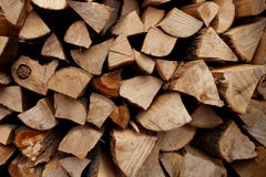 Abgebrochenes und Staplungsbrennholz für die Heizung stockbild Abgebrochenes und Staplungsbrennholz für die Heizung stockbild