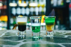 Ablegrujący płonący koktajl na barze Alkoholiczka krótcy koktajle na barze obraz royalty free Ablegrujący płonący koktajl na barze Alkoholiczka krótcy koktajle na barze obraz royalty free