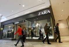 Abnehmer, die im Mall - Zara Speicher kaufen lizenzfreie stockfotografie Abnehmer, die im Mall - Zara Speicher kaufen lizenzfreie stockfotografie