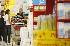Abnehmer, die am Supermarkt kaufen stockbilder Abnehmer, die am Supermarkt kaufen stockbilder