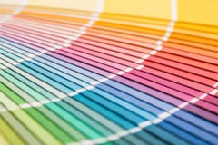 Abra el catálogo de los colores de la muestra del pantone foto de archivo libre de regalías Abra el catálogo de los colores de la muestra del pantone foto de archivo libre de regalías