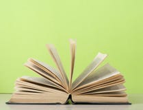 Abra el libro en el vector de madera Fondo de la educación De nuevo a escuela Copie el espacio para el texto imagenes de archivo Abra el libro en el vector de madera Fondo de la educación De nuevo a escuela Copie el espacio para el texto imagenes de archivo
