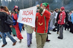 Abramtsevo, het gebied van Moskou, Rusland, 13 Maart, 2016 Mensen die aan viering van Bakshevskaya Shrovetide dichtbij strobeelte stock afbeeldingen Abramtsevo, het gebied van Moskou, Rusland, 13 Maart, 2016 Mensen die aan viering van Bakshevskaya Shrovetide dichtbij strobeelte stock afbeeldingen