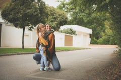 Abrazo de la madre y de la hija Estación del otoño fotografía de archivo libre de regalías Abrazo de la madre y de la hija Estación del otoño fotografía de archivo libre de regalías