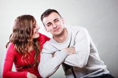 Abrazo joven sonriente feliz de los pares Amor imagen de archivo libre de regalías Abrazo joven sonriente feliz de los pares Amor imagen de archivo libre de regalías