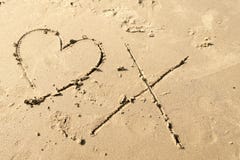 Abrazos del amor en la arena, el corazón y la marca de x imagen de archivo Abrazos del amor en la arena, el corazón y la marca de x imagen de archivo