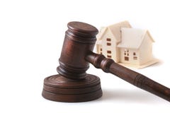 Abrigue o leilão, o martelo do leilão, o símbolo da autoridade e a casa diminuta Conceito da sala do tribunal fotografia de stock royalty free Abrigue o leilão, o martelo do leilão, o símbolo da autoridade e a casa diminuta Conceito da sala do tribunal fotografia de stock royalty free