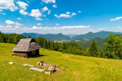 Abritez la hutte de carlingue avec la vue à la vallée, Velka Fatra, Carpathiens occidentaux, Slovaquie image libre de droits Abritez la hutte de carlingue avec la vue à la vallée, Velka Fatra, Carpathiens occidentaux, Slovaquie image libre de droits