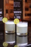 Abschluss des niedrigen Winkels oben des eiskalten modernen gourmetcocktail des Gin Tonic-Sodas geschmückt durch Zitronenscheibe stockfotos Abschluss des niedrigen Winkels oben des eiskalten modernen gourmetcocktail des Gin Tonic-Sodas geschmückt durch Zitronenscheibe stockfotos