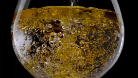 Abschluss herauf Champagne-Blase im Glas auf schwarzem Hintergrund stockfotos Abschluss herauf Champagne-Blase im Glas auf schwarzem Hintergrund stockfotos