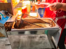 Abschluss herauf das Braten der Maschine, die Wurst brät stockfotos Abschluss herauf das Braten der Maschine, die Wurst brät stockfotos