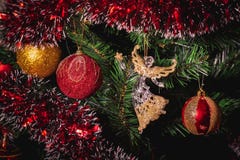 Abschluss herauf großes Gold und rotes Funkelnball- und Glasengelsweihnachten auf Baum lizenzfreie stockbilder Abschluss herauf großes Gold und rotes Funkelnball- und Glasengelsweihnachten auf Baum lizenzfreie stockbilder