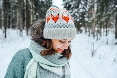 Abschluss im Freien herauf Porträt des jungen schönen glücklichen Mädchens, tragender stilvoller gestrickter Winterhut lizenzfreies stockfoto Abschluss im Freien herauf Porträt des jungen schönen glücklichen Mädchens, tragender stilvoller gestrickter Winterhut lizenzfreies stockfoto