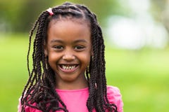 Abschluss im Freien herauf Porträt eines netten jungen schwarzen Mädchens - afrikanisches p lizenzfreies stockbild Abschluss im Freien herauf Porträt eines netten jungen schwarzen Mädchens - afrikanisches p lizenzfreies stockbild