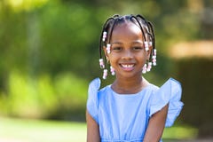 Abschluss im Freien herauf Porträt eines netten jungen schwarzen Mädchens - afrikanisches p stockbilder Abschluss im Freien herauf Porträt eines netten jungen schwarzen Mädchens - afrikanisches p stockbilder