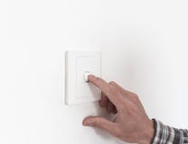 Abschluss oben des Fingers dreht sich AN/AUS auf Lichtschalter Kopieren Sie Platz lizenzfreies stockfoto Abschluss oben des Fingers dreht sich AN/AUS auf Lichtschalter Kopieren Sie Platz lizenzfreies stockfoto