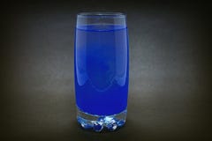 Absinthe bleue dans le verre image stock Absinthe bleue dans le verre image stock