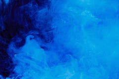 Abstract blauw wolkenpatroon van witte rook op een zwarte achtergrond Stock Fotografie Abstract blauw wolkenpatroon van witte rook op een zwarte achtergrond Stock Fotografie
