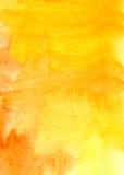 abstracte achtergrond De textuur van het document, die met lichte en diepe vlekken van gele waterverf wordt gekleurd stock foto abstracte achtergrond De textuur van het document, die met lichte en diepe vlekken van gele waterverf wordt gekleurd stock foto