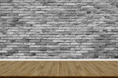 Abstracte bakstenen muur en houten vloer in ruimte voor kunstwerk stock afbeelding Abstracte bakstenen muur en houten vloer in ruimte voor kunstwerk stock afbeelding
