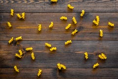 abstrakcjonistycznego makaronu tła konsystencja żywności Surowy fusilli na ciemnego drewnianego tła odgórnym widoku Zdjęcia Royalty Free abstrakcjonistycznego makaronu tła konsystencja żywności Surowy fusilli na ciemnego drewnianego tła odgórnym widoku Zdjęcia Royalty Free