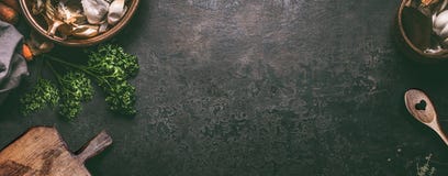 Abstrakcjonistyczny karmowy tło Odgórny widok ciemny nieociosany kuchenny stół z drewnianą tnącą deską i kulinarną łyżką, rama Sz obrazy stock Abstrakcjonistyczny karmowy tło Odgórny widok ciemny nieociosany kuchenny stół z drewnianą tnącą deską i kulinarną łyżką, rama Sz obrazy stock