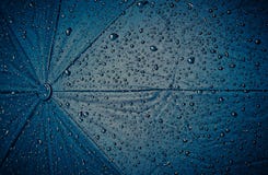 Abstrakcjonistyczny tło, błękitny parasol z raindrops obrazy stock Abstrakcjonistyczny tło, błękitny parasol z raindrops obrazy stock