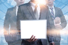 Abstrakcjonistyczny wizerunek biznesmen pokazuje a w górę whiteboard i pejzażu miejskiego wizerunku jest tłem pojęcie w górę, bus zdjęcie royalty free Abstrakcjonistyczny wizerunek biznesmen pokazuje a w górę whiteboard i pejzażu miejskiego wizerunku jest tłem pojęcie w górę, bus zdjęcie royalty free