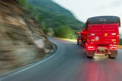 ABSTRAKT BILD AV LANDSKAPET MED FOTOGRAFISK SVEPANDE TEKNIK MED LASTBILEN arkivfoton ABSTRAKT BILD AV LANDSKAPET MED FOTOGRAFISK SVEPANDE TEKNIK MED LASTBILEN arkivfoton