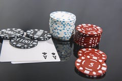 Abstrakt foto f?r kasino Pokerlek p? r?d bakgrund Tema av dobblerit arkivbild Abstrakt foto f?r kasino Pokerlek p? r?d bakgrund Tema av dobblerit arkivbild