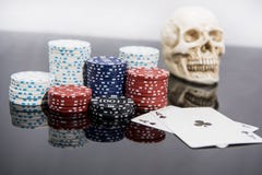 Abstrakt foto f?r kasino Pokerlek p? r?d bakgrund Tema av dobblerit arkivfoto Abstrakt foto f?r kasino Pokerlek p? r?d bakgrund Tema av dobblerit arkivfoto