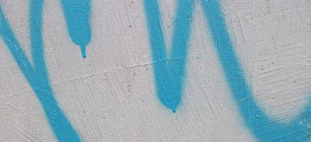 Abstrakte blaue Graffiti auf weißem Wandfahnenhintergrund stockbild Abstrakte blaue Graffiti auf weißem Wandfahnenhintergrund stockbild
