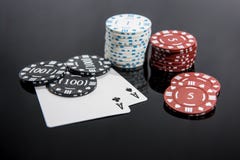 Abstraktes Foto des Kasinos Pokerspiel auf rotem Hintergrund Thema des Spielens stockbild Abstraktes Foto des Kasinos Pokerspiel auf rotem Hintergrund Thema des Spielens stockbild