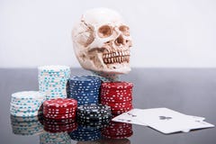 Abstraktes Foto des Kasinos Pokerspiel auf rotem Hintergrund Thema des Spielens lizenzfreie stockfotos Abstraktes Foto des Kasinos Pokerspiel auf rotem Hintergrund Thema des Spielens lizenzfreie stockfotos