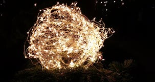 Abstraktes Weihnachtsfunkeln beleuchtet Ball auf Weihnachtsbaum mit warmem Schein bokeh auf schwarzem Hintergrund, Konzept golden stock footage Abstraktes Weihnachtsfunkeln beleuchtet Ball auf Weihnachtsbaum mit warmem Schein bokeh auf schwarzem Hintergrund, Konzept golden stock footage